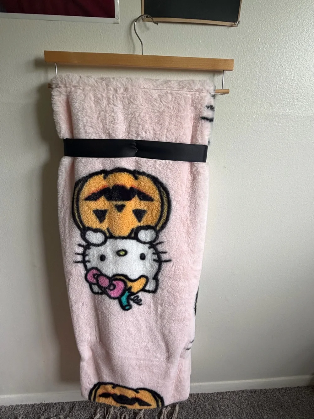 BRAND NEW WITH TAGS LIMITED EDITION Hello Kitty Pink Halloween Blanket